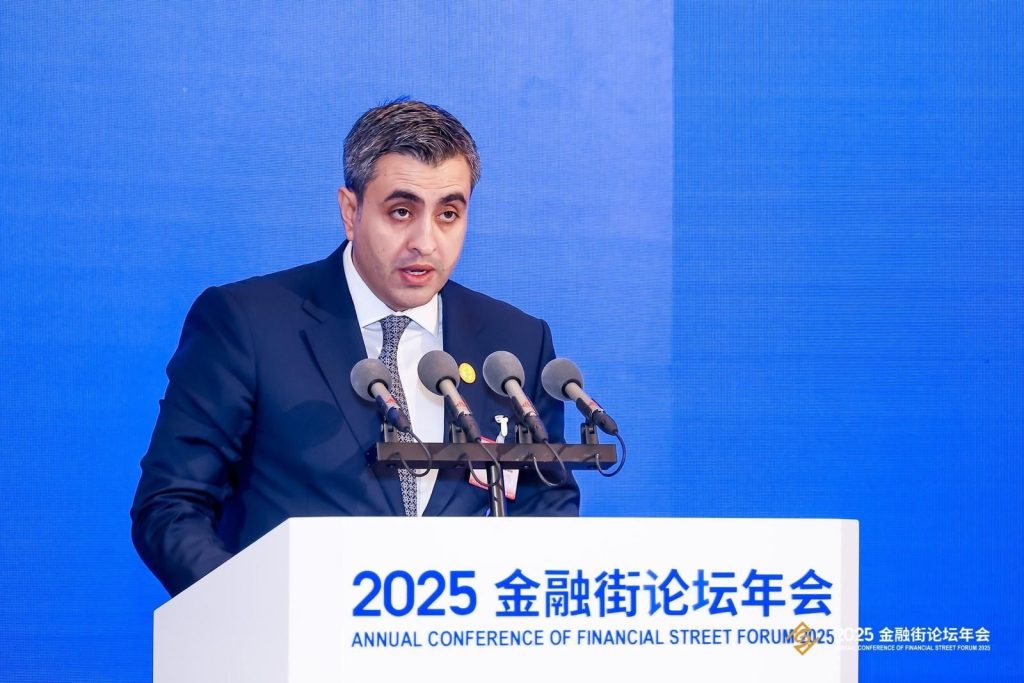 Neft Fondunun rəsmisi Pekində keçirilən maliyyə forumunda çıxış edib