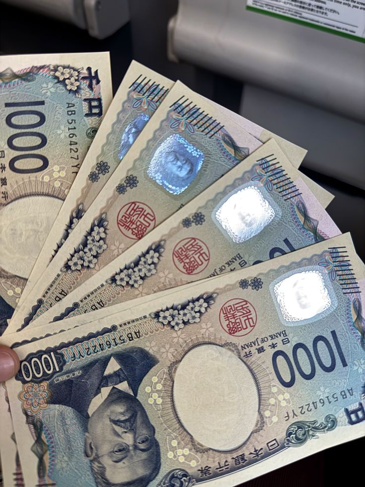 Yapon yeninin dollar qarşısında dəyəri sürətlə düşməyə davam edir.