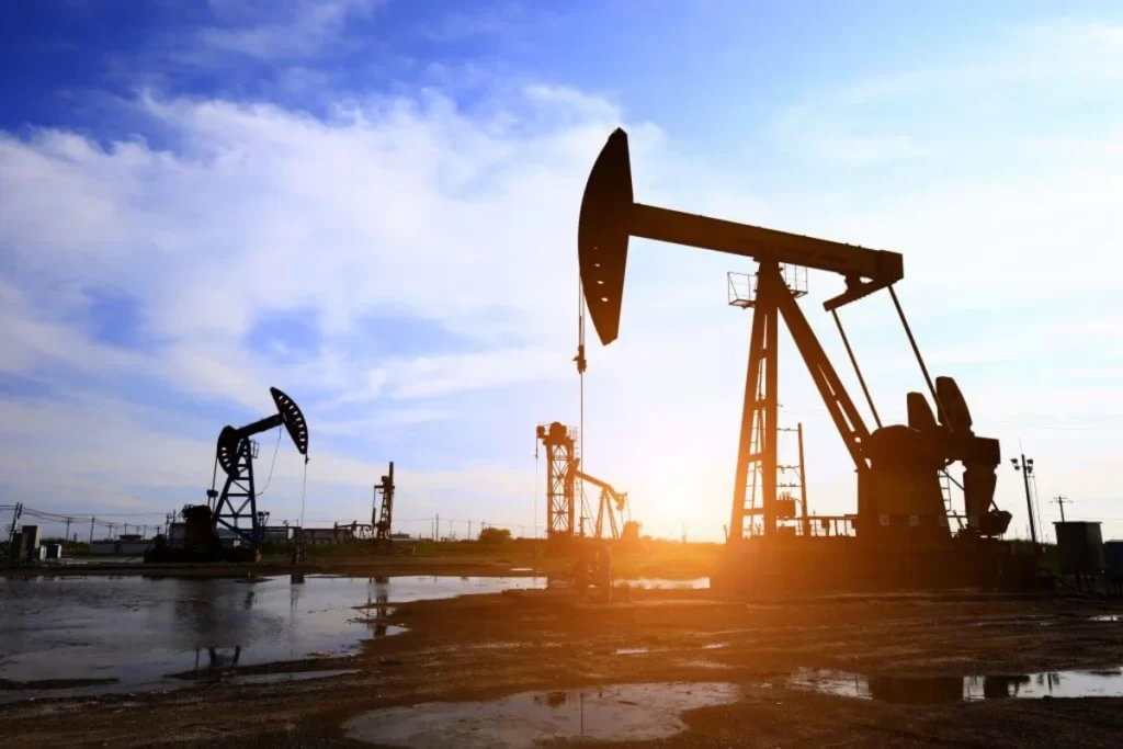 Neft bazarında risk artır: Brent 100 dollar sərhədində