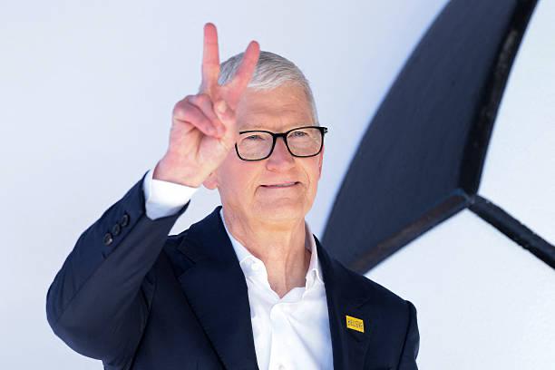 Tim Kuk Apple səhmlərinin bir hissəsini satdı: 64 milyon ABŞ dolları